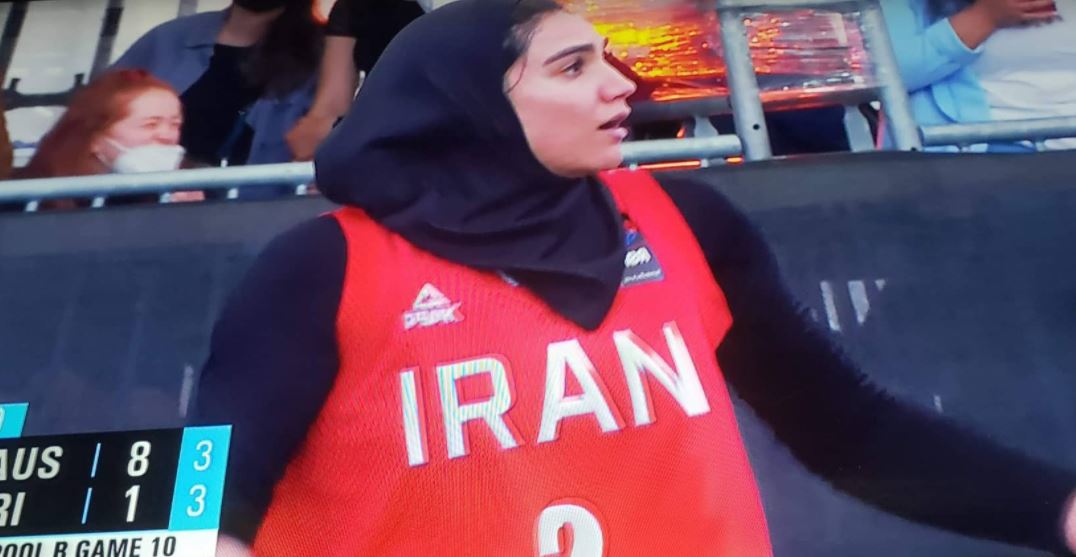 Iranianet luajnë basketboll me shami