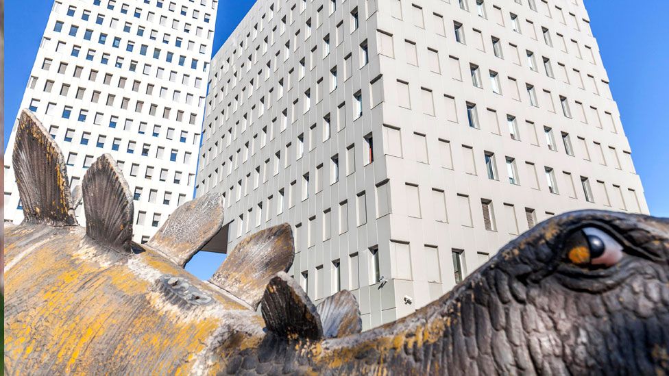 Trupi i një njeriu të zhdukur gjendet në statujën e dinozaurit në Spanjë (FOTO)