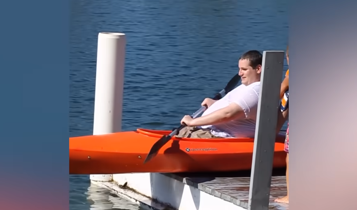 Ditë e keqe? Provoni të mos qeshni! (VIDEO)