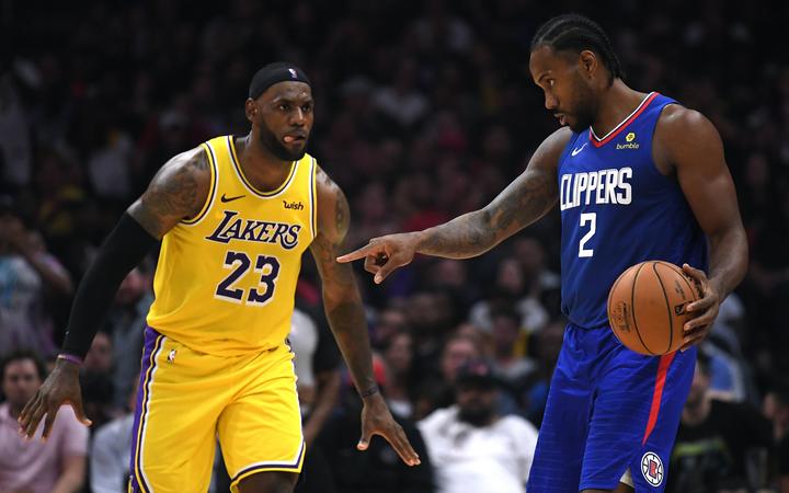 James dhe Davis sfidojnë Leonard dhe George, derbi i NBA vjen ekskluzivisht në Artmotion