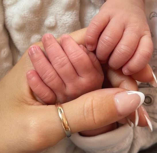 Këngëtari i famshëm bëhet baba për herë të parë (FOTO)