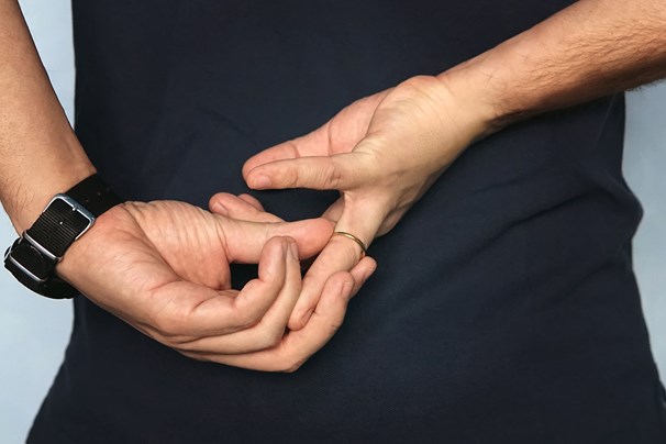 Burrat kanë më shumë gjasa të falin tradhtinë sesa gratë