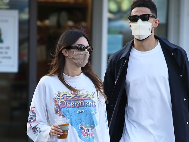Momenti kur Kendall Jenner me të dashurin Devin Booker ndalen në treg (FOTO)