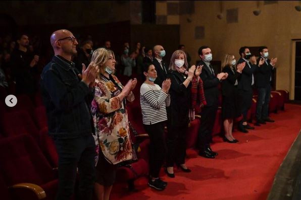 Kurti: Mbrëmë ngjita shkallët e teatrit për ta parë shfaqjen "La Rrem"