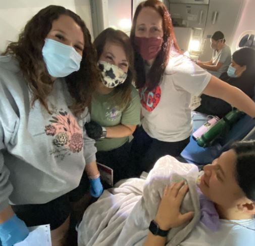 Mjeku dhe tri infermiere ndihmojnë gruan të lindë foshnjën në aeroplan