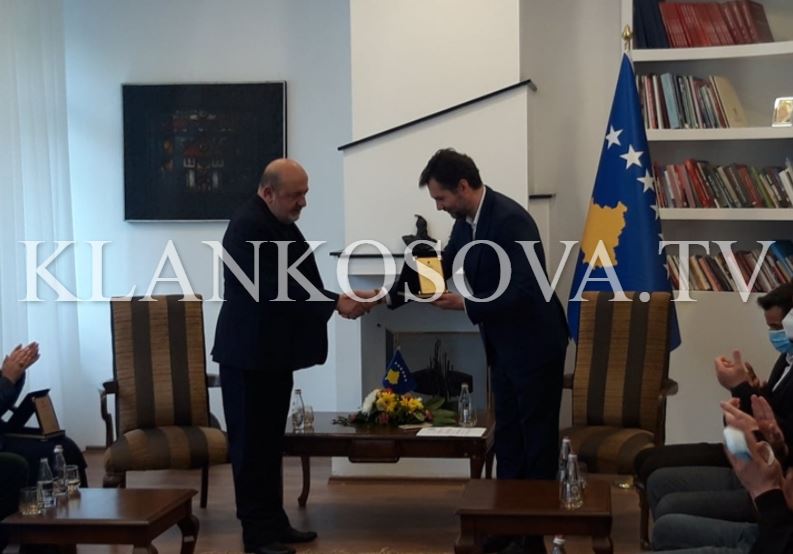Enver Petrovci merr çmimin për vepër jetësore në teatër