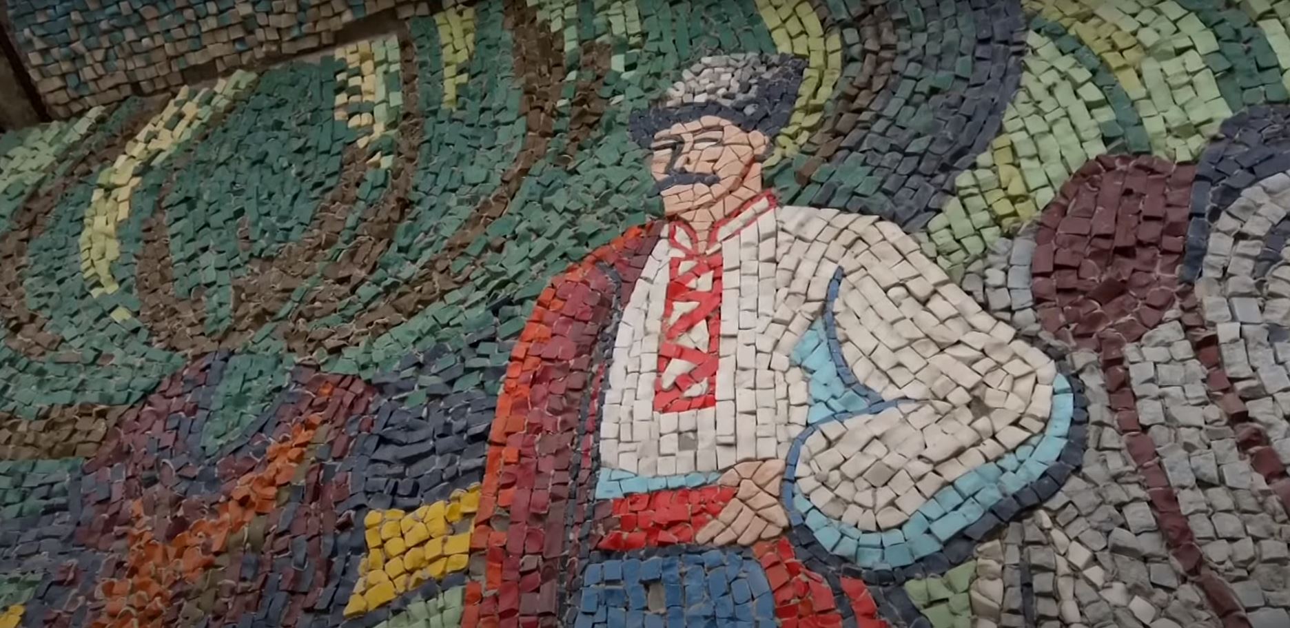 Ruhen mozaikët sovjetikë që përdoreshin për propagandë (VIDEO)