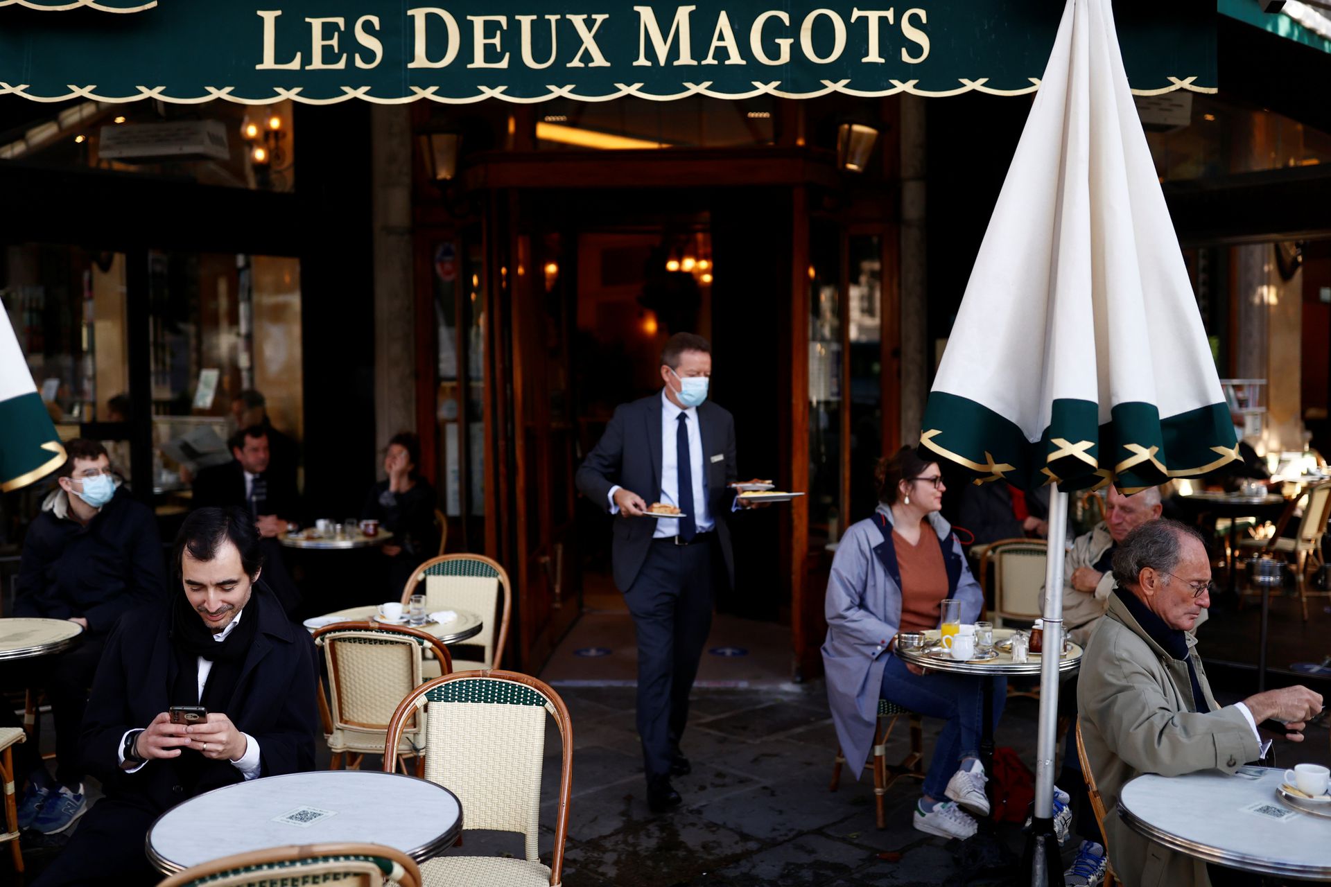 Parisienët ia mësyjnë kafeneve pas rihapjes (FOTO)