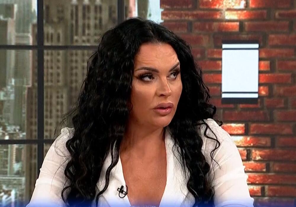 Këngëtarja dhe prostituta serbe thotë se punëtorët e fabrikës marrin kredi për të qenë me të