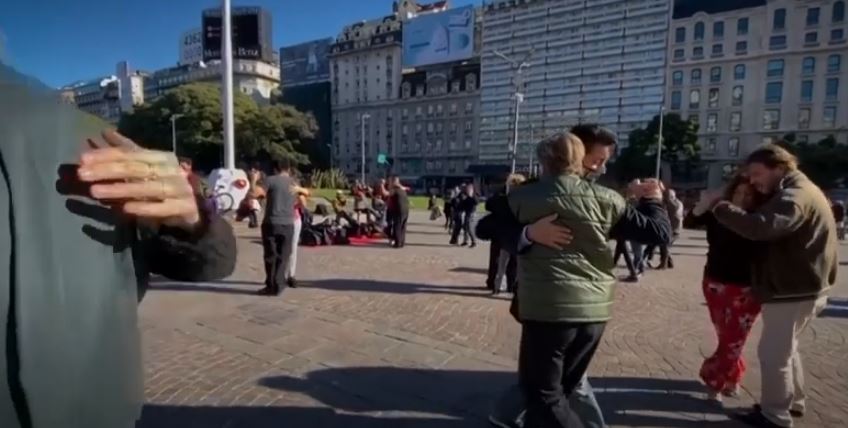 Protestë përmes tangos ndaj kufizimeve në Argjentinë (VIDEO)