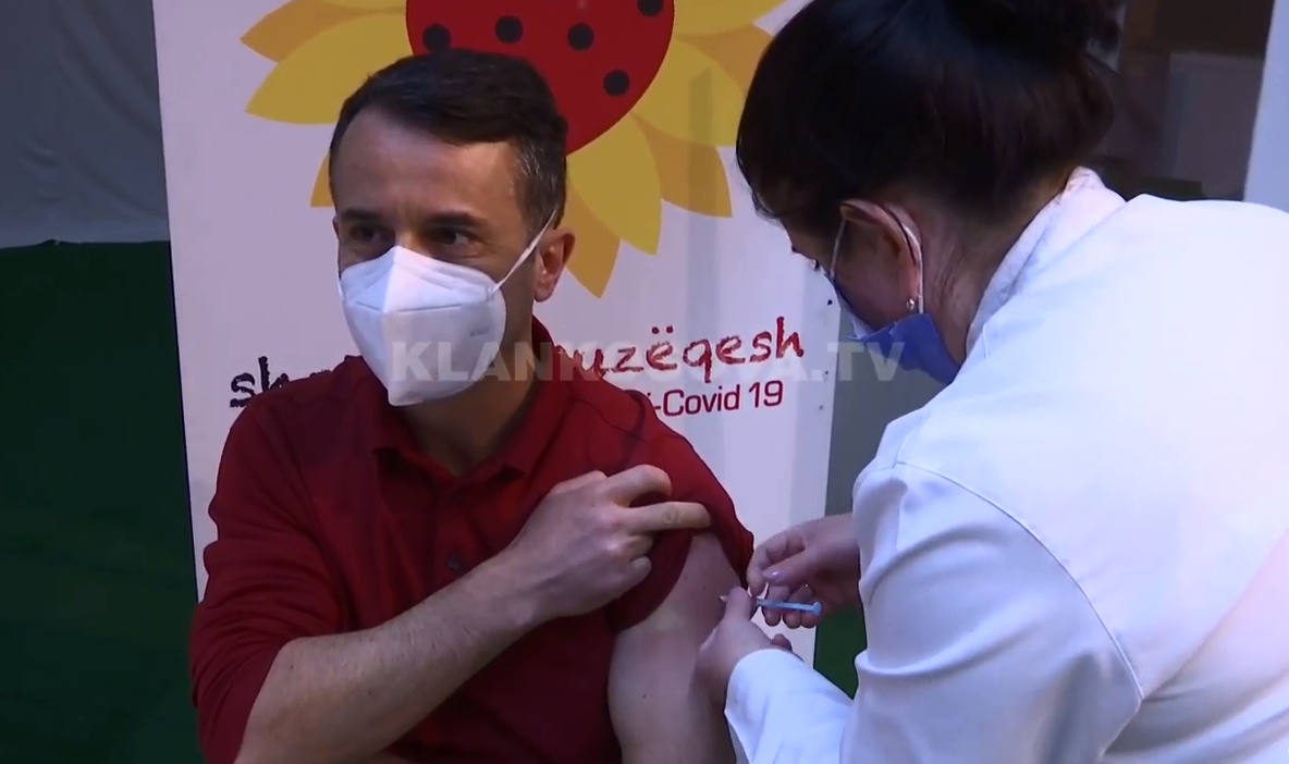Personeli shëndetësor që mori dozën e parë në Kukës sot merr dozën e dytë të vaksinën tek "1 Tetori"