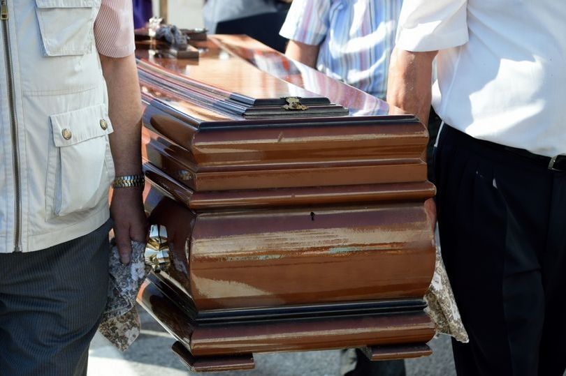 Pak para se të vdiste, gruaja ua ndaloi familjarëve pjesëmarrjen në varrim
