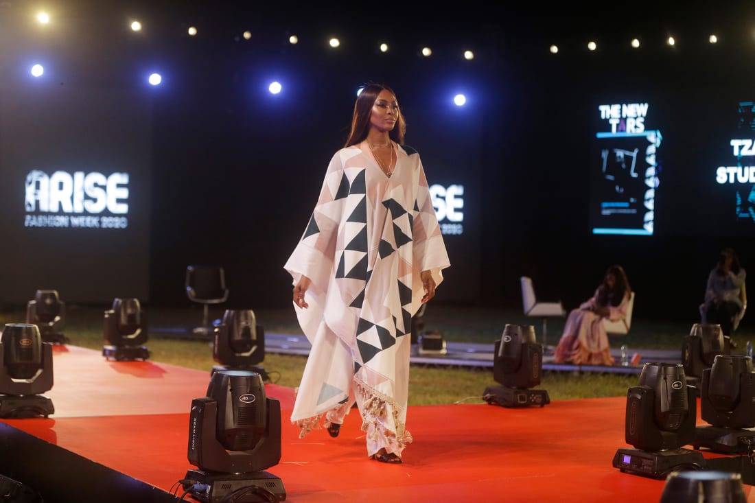 Naomi Campbell befason stilistin nigerian në pistë