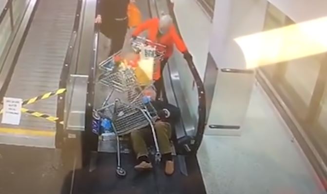 30 momentet më të çuditshme të kapura në kamera të sigurisë (VIDEO)