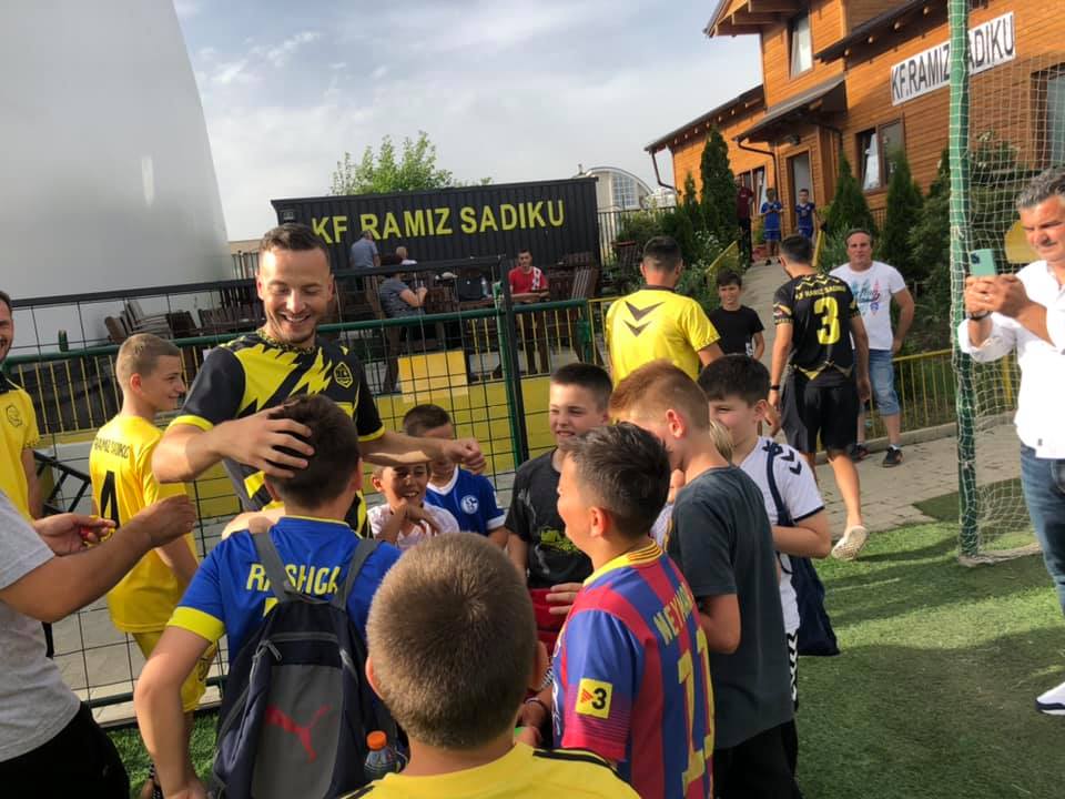 Amir Rrahmani viziton skuadrën kosovare ku debutoi si 16 vjeçar