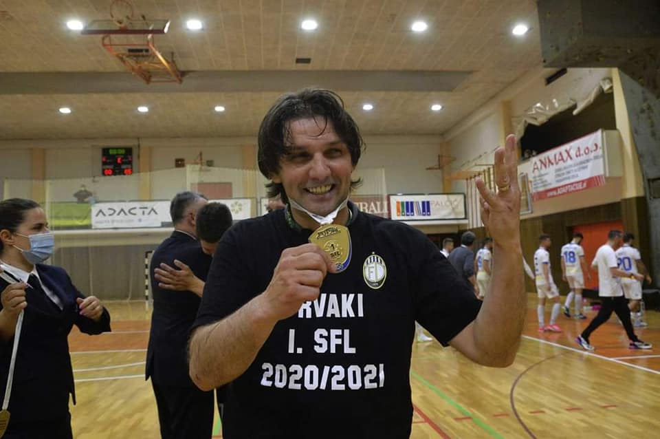 Trajneri shqiptar shpallet kampion në Slloveni