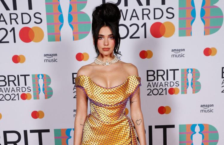 Dua Lipa s'hezitoi t'i bëjë flokët e kuqe për kampanjën e Versaces