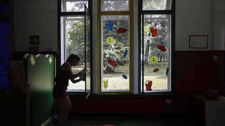 Gjyshi merr aksidentalisht një fëmijë tjetër nga çerdhja në vend të mbesës