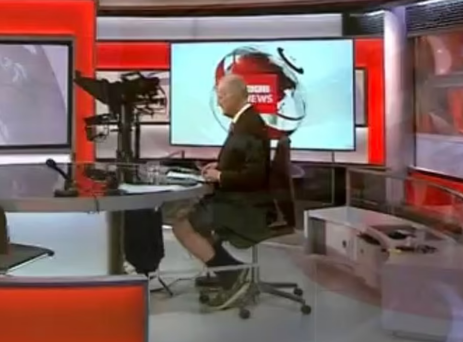 Paraqitja interesante e gazetarit të BBC-së - sako e kravatë me pantollona të shkurtra (VIDEO)