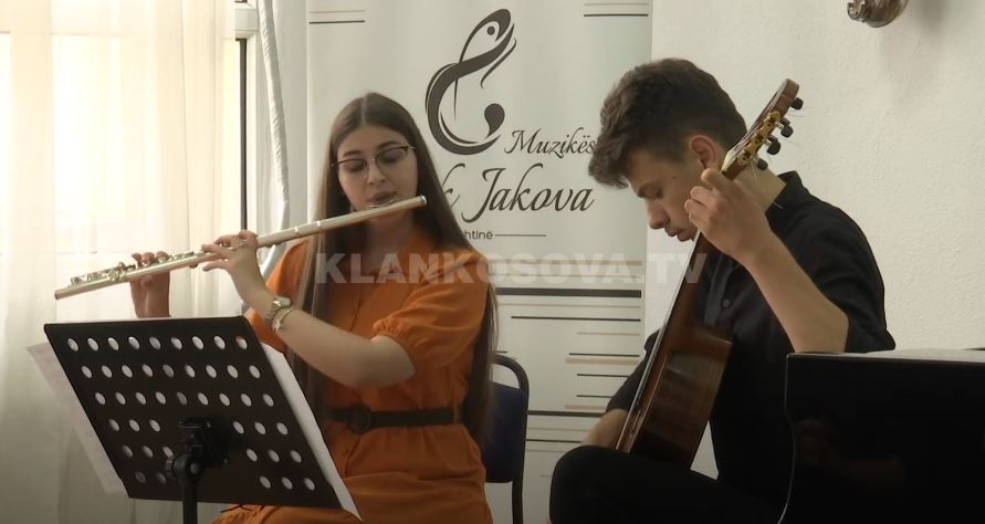 Në Ditën e Muzikës, Franca i dhuron Kosovës instrumente (VIDEO)