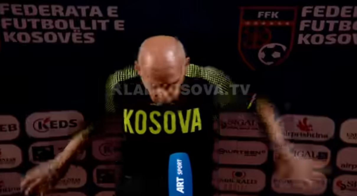 Trajneri i Kosovës U-21 i shpëton një lëndimi gjatë intervistës (VIDEO)