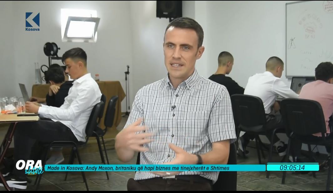 Andy Maxon, britaniku që hapi biznes me adoleshentet e Shtimes (VIDEO)
