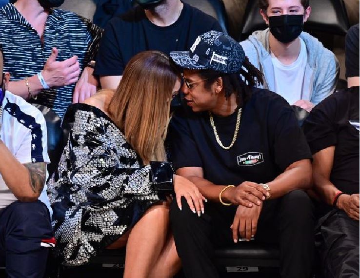 Beyonce dhe Jay Z shfaqen të dashuruar teksa shijojnë një lojë të basketbollit