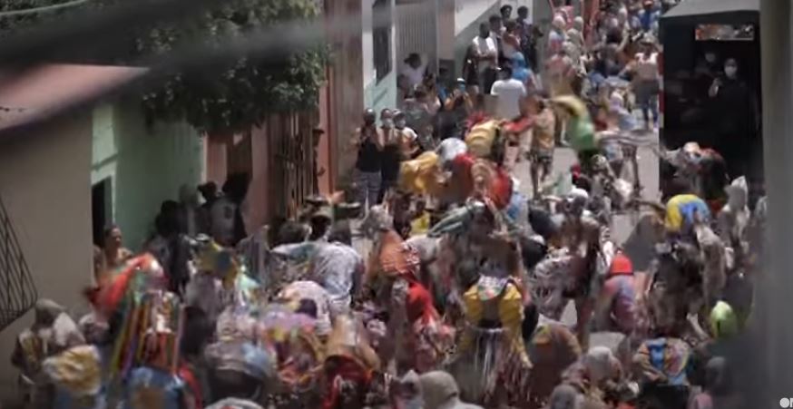 'Djajtë' kërcejnë, me lutjen për t'i dhënë fund krizës në Venezuelë (VIDEO)