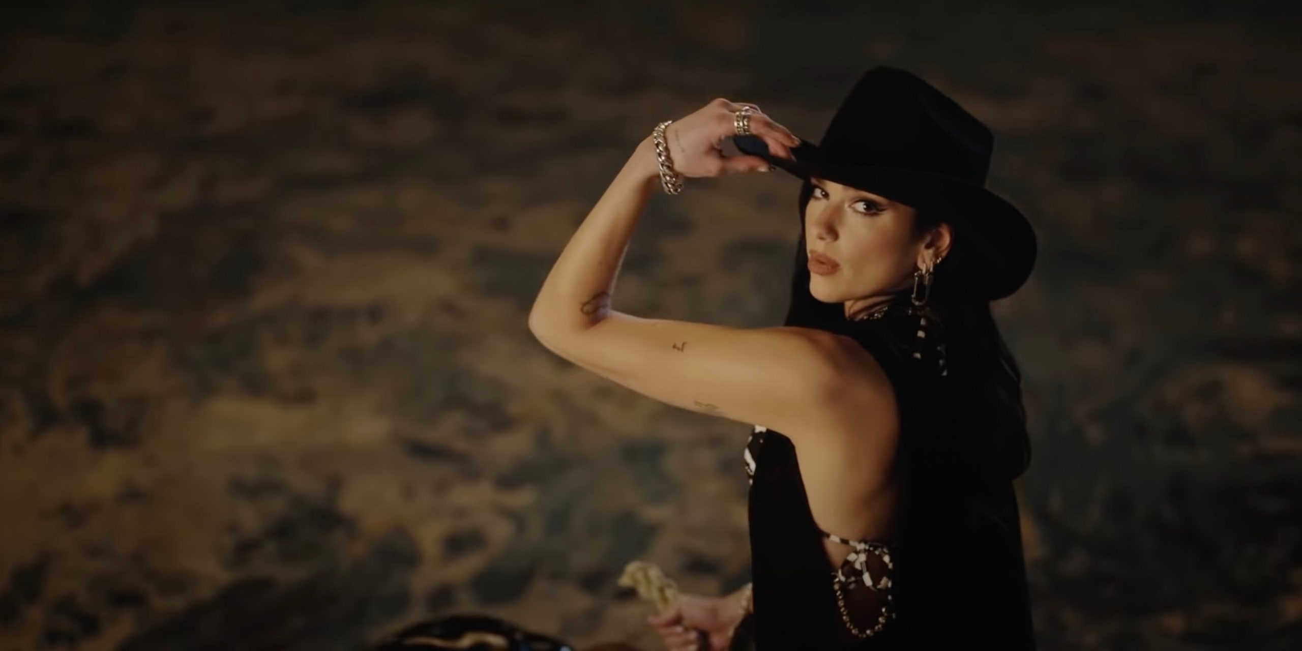 Dua Lipa publikon klipin e këngës "Love Again" (VIDEO)