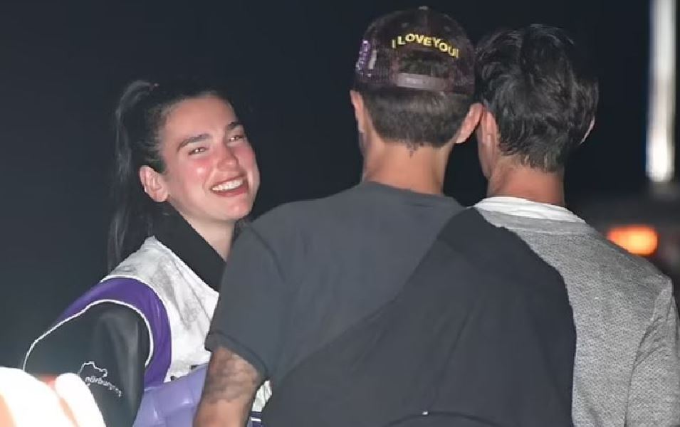 Dua Lipa e lumtur në krahët e të dashurit, teksa feston suksesin e "Love Again"