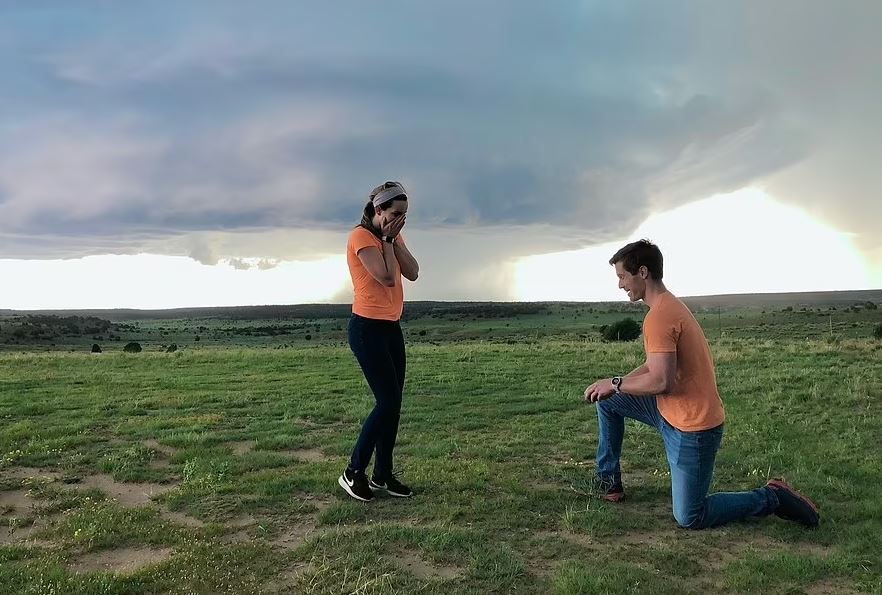 Një stuhi perfekte! - Çifti i meteorologëve fejohen para një tornadoje