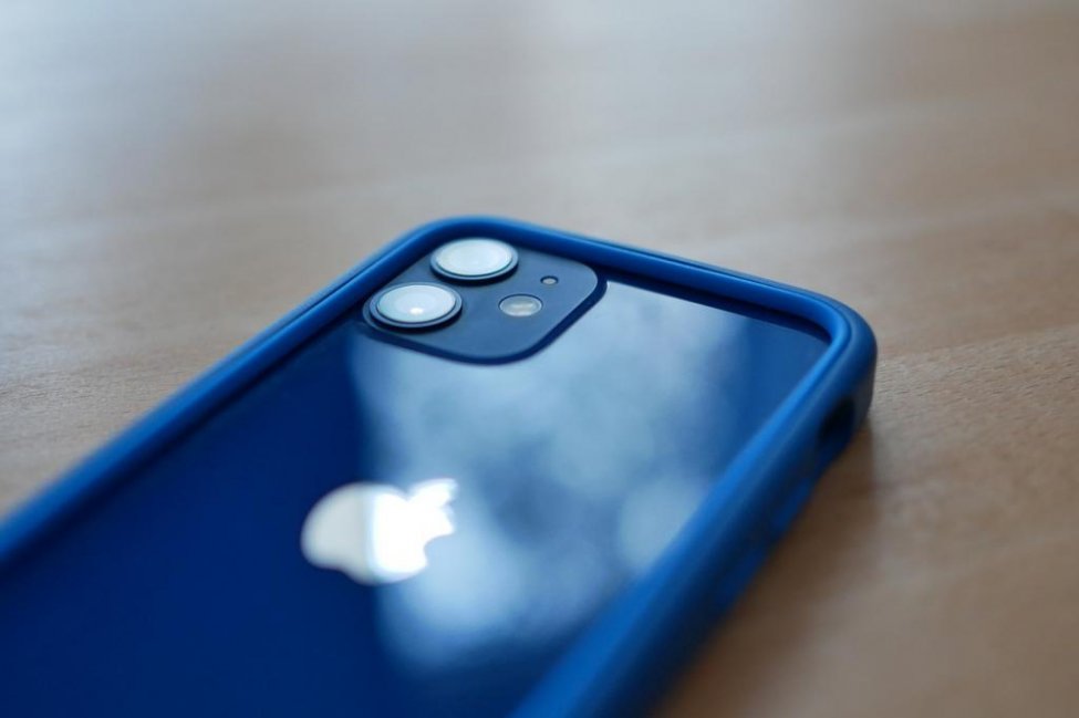 iPhone 12 u nxor nga kanali i Berlinit me një magnet