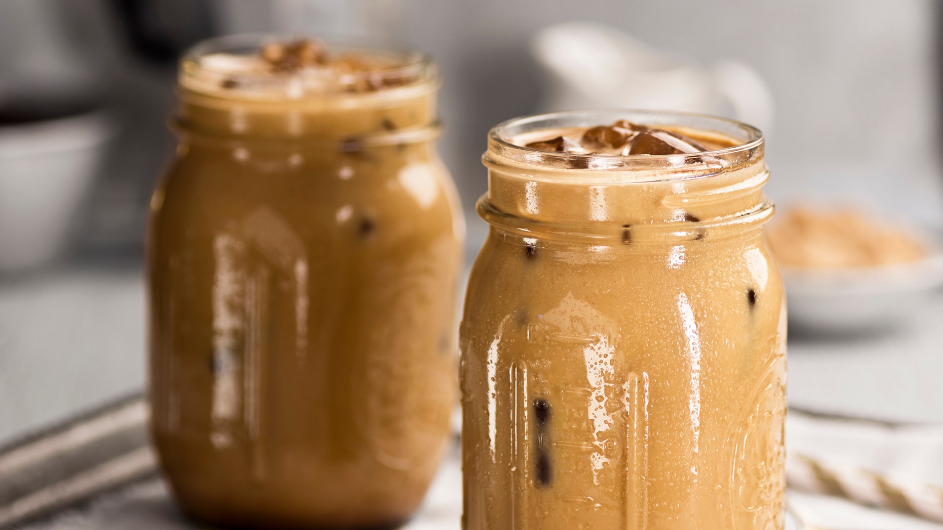 Receta virale e kafesë me proteina në TikTok mund të bëjë më shumë dëm sesa dobi, thonë mjekët