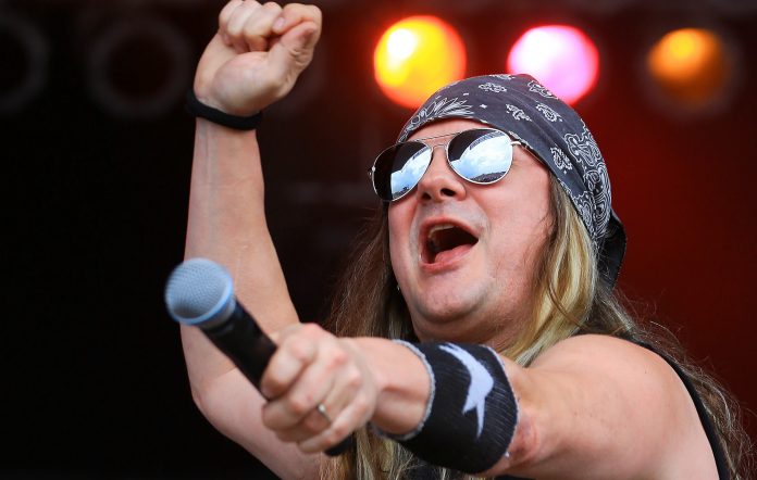 Vdes ish-vokalisti i Skid Row, Johnny Solinger