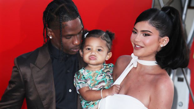 Kylie Jenner ia uron “Ditën e Baballarëve”, babait të vajzës së saj