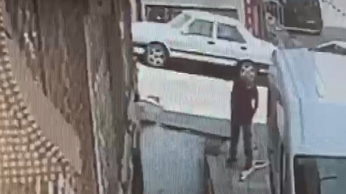 I moshuari lëndohet teksa luan me tubë, përfundon në spital (VIDEO)