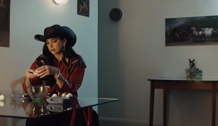 Dua Lipa shfaqet mjaft atraktive në videoklipin e saj të ri ‘’Love Again’’