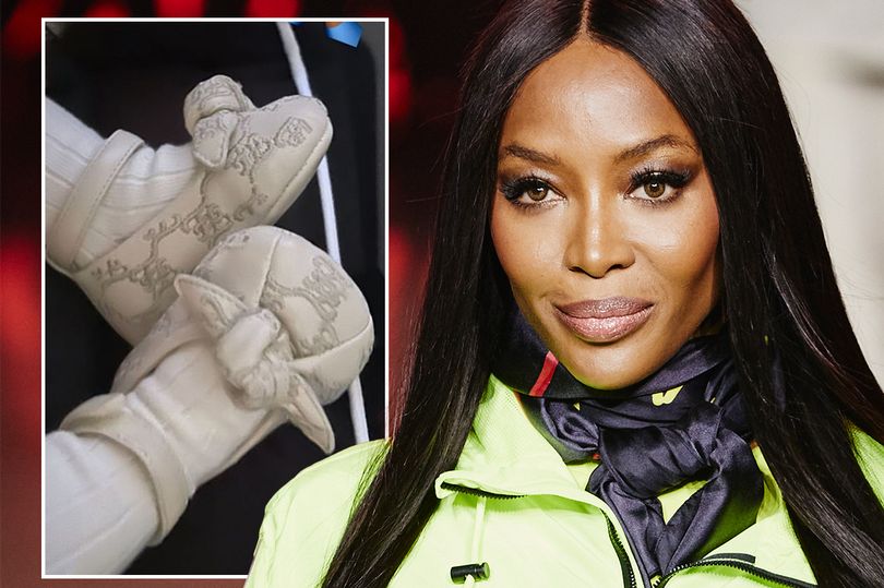 Naomi Campbell e vesh vajzën e saj me këpucë të vogla Gucci