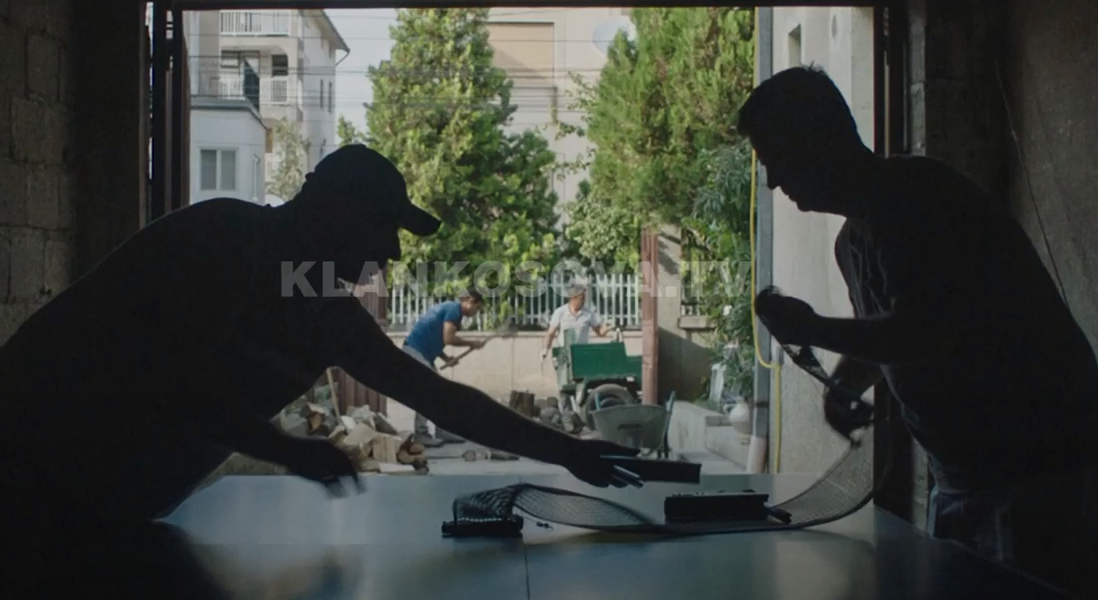 “Pa vend” në Kanë, regjisori kosovar Karahada flet rreth historisë së dokumentarit (VIDEO)