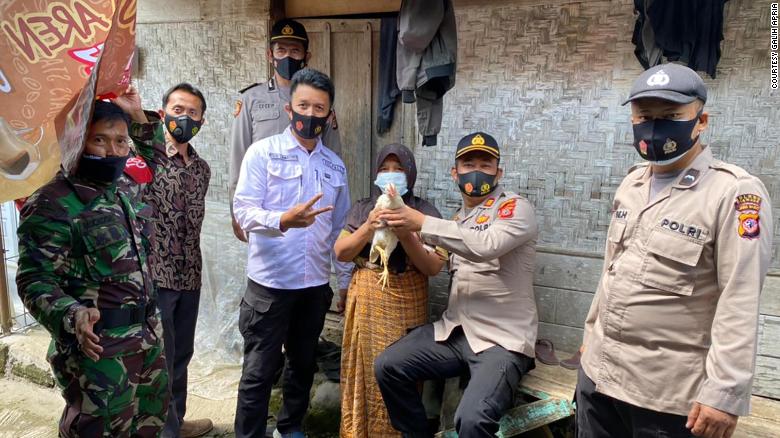 Indonezia për një vaksinim dhuron pula të gjallë (VIDEO)