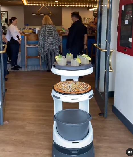 Në këtë piceri ju shërben roboti në vend të kamerierit (VIDEO)