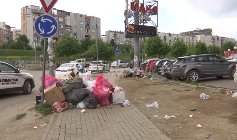 Largohen kontejnerët, Rruga B mbushet me bërllok (VIDEO)