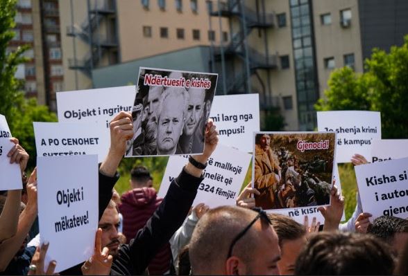 Studentët kërkojnë që kisha në kampusin e UP të shndërrohet në muze: Aty të pasqyrohet gjenocidi serb