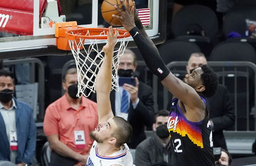 Suns fiton ndeshjen e dytë ndaj Clippers me koshin “vrastar” alley oop të Deandre Ayton