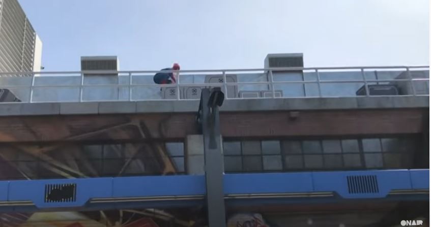 Pas një viti pauze, superheronjtë zbresin në Disneyland (VIDEO)