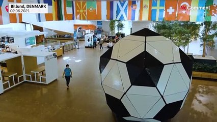 A keni parë ndonjë herë top më të madh futbolli? (VIDEO)