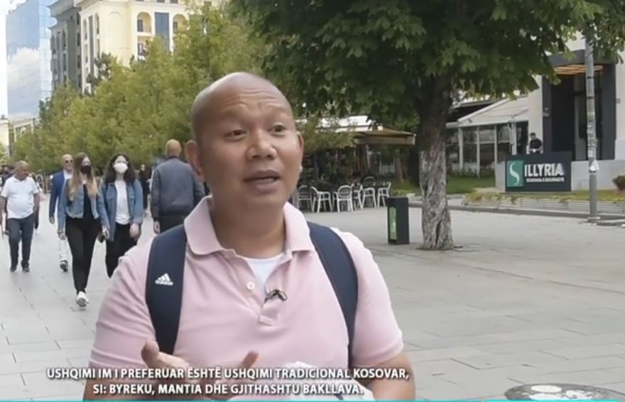 Benny Omar, blogeri aziatik i cili jeton dhe vepron në Kosovë (VIDEO)