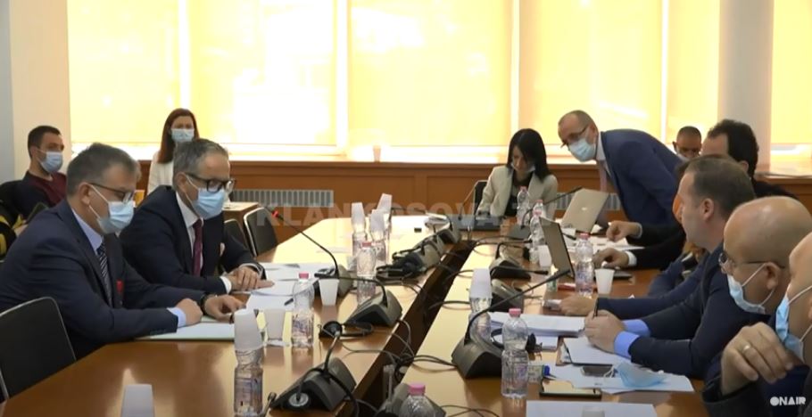 Përplasen ministri dhe ish-ministri i Shëndetësisë (VIDEO)