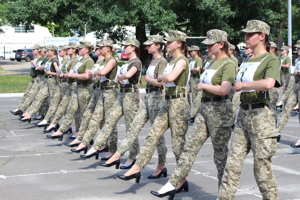 Ushtaret ukrainase me taka të larta në vend të çizmeve nxisin reagime