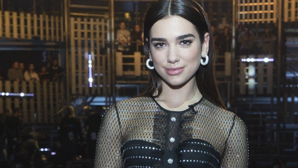 Dua Lipa paditet pasi publikoi një foto të saj pa leje nga paparacët